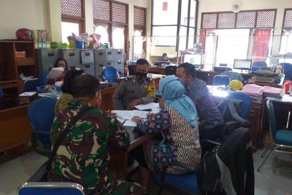 Babinsa, Bhabinkamtibmas dan Lurah Kemlayan Bahas PPKM  Berbasis Mikro di Wilayah