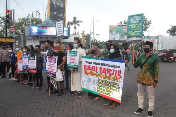 Pemuda Lintas lintas Agama Binaan Kodim Sukoharjo Bagi Makanan Buka Puasa di Kawasan Patung Pandawa Solobaru