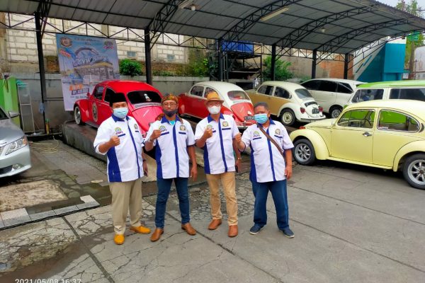 41 Klub VW se Indonesia Serentak Laksanakan Kegiatan Nyuci Bareng..