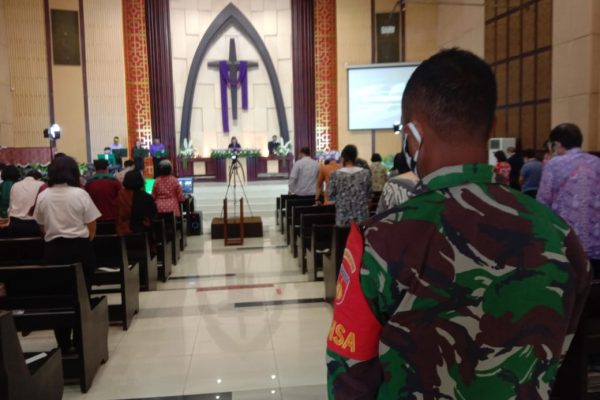 Babinsa Serengan Amankan dan Cek Prokes Ibadah Gereja Kristen Imanuel