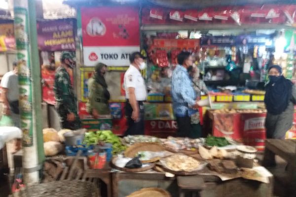 Danramil 03 Serengan Sidak Penerapan Prokes di Pasar Tradisional Harjodaksino