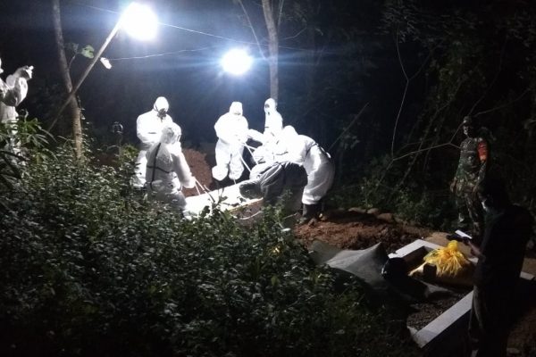 Babinsa Kawal Pemakaman Warga Temon, Penderita Covid 19 ..