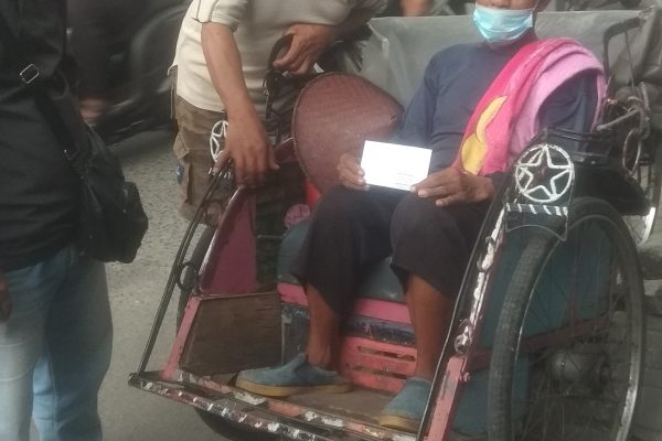 Puluhan Tukang Becak di Jalan Majapahit Depok Dua Dapat  Rejeki dari Mantan  Caleg P3.