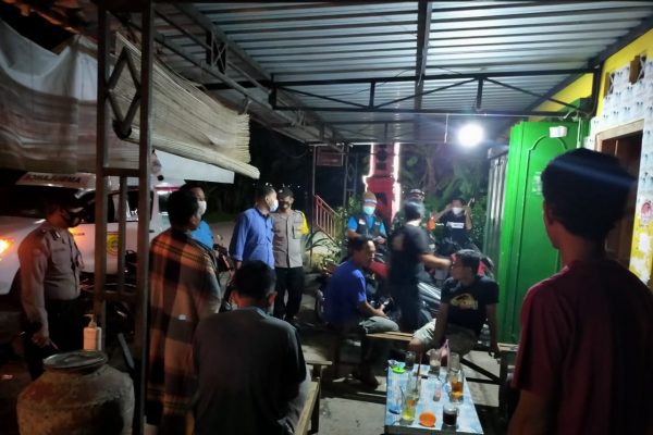 Giatkan Patroli Malam Koramil 05/Weru Bersama Polsek Sosialisasikan Prokes 5M