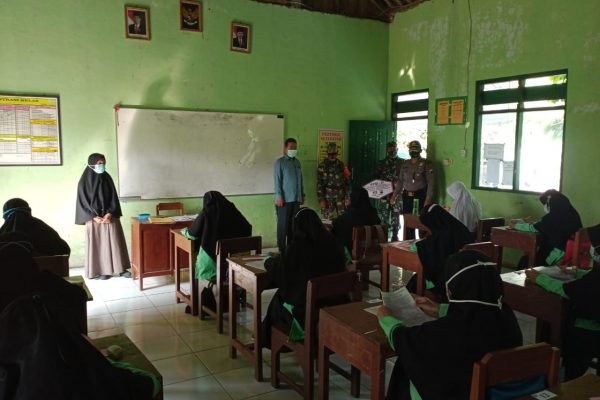 Babinsa Sosialisasikan Prokes Kepada Siswa Sekolah
