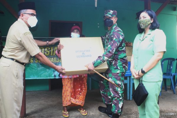 Dandim 0726 Sukoharjo Didampingi Ketua Persit Lakukan  Bakti Sosial di Polokarto