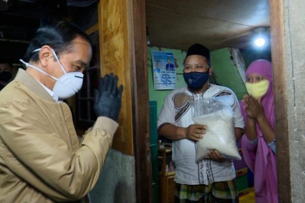Presiden Blusukan Bagikan Sembako dan Paket Obat di Sunter