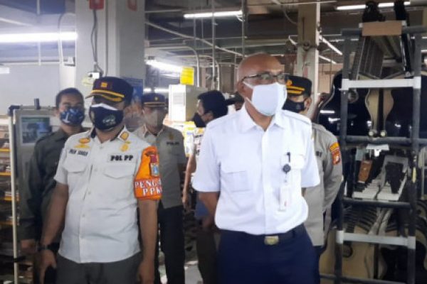 Petugas Gabungan Sidak Pabrik Alat Musik Di Wilayah Pulogadung
