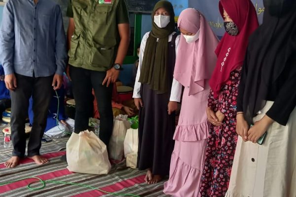 Majelis Taklim Nurul Maulana Sukatani Santuni Yatim dan Dhuafa.