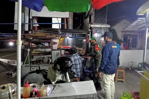 Anggota Koramil Colomadu Tertibkan Prokes di Sepanjang Jalan Adi Sucipto