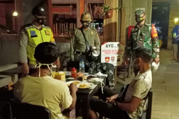 Petugas  : Kalau Tidak Makan Ya Dipake Maskernya
