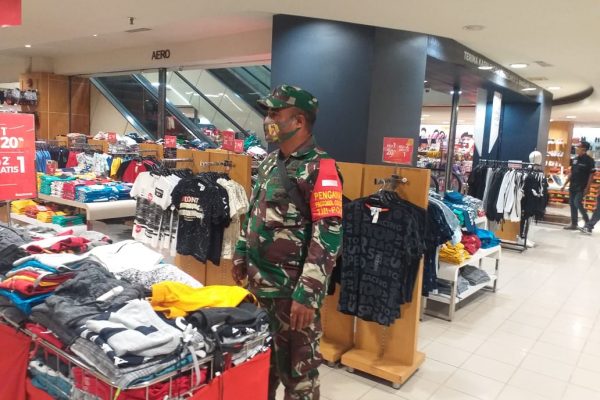 Terapkan PPKM Level 3 di Wilayah, Serka Rumbawa Bersama Security Sisir Pasar Singosaren