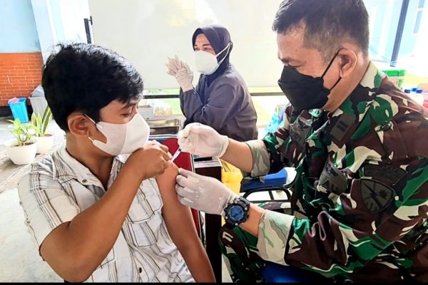 Tim Vaksinasi Lanud Adi Soemarmo  Konsisten Berikan Layanan Vaksin Untuk Masyarakat