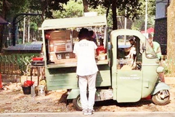 Sensasi Unik Ayam Panggang di Atas Bajaj