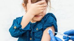 Anak Perempuan Dihibur Badut Sebelum Suntik Vaksinasi 