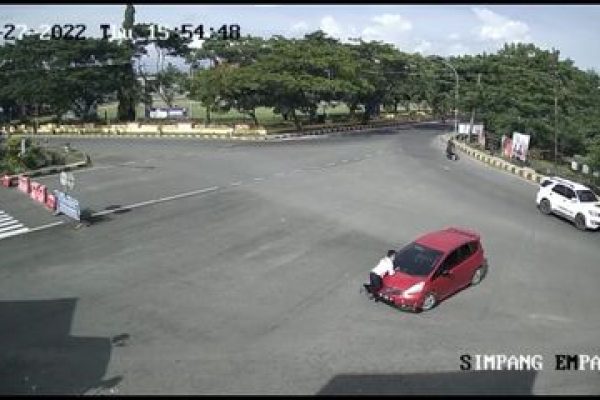 CCTV Rekam Aksi Heroik Polisi Adang Perampasan Mobil Di Jeneponto