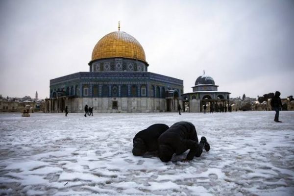 Pemandangan Langka, Kompleks Masjid Al Aqsa Diselimuti Salju