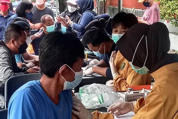Kemendagri Minta Daerah Genjot Vaksinasi, Jawa Bali Jadi Pusat Penularan Omicron