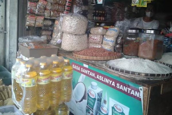 Pedagang di pasar tradisional Salatiga masih menjual minyak goreng dengan harga kisaran Rp18.000 per liter
