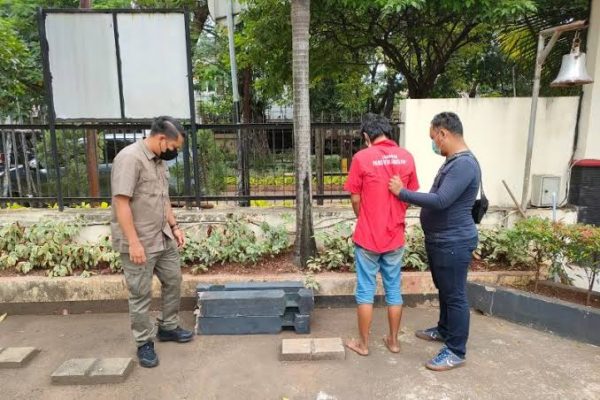 Aksi Penculikan Besi Trotoar Di Menteng