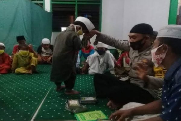 Kisah Polisi Jadi Guru Ngaji di Musala Warga, Atasan sampai Acungi Jempol 