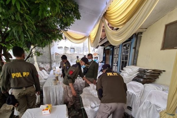 Pesta Pernikahan Dibubarkan Petugas, Penyelenggaraan Didenda Rp 7,5 Juta   