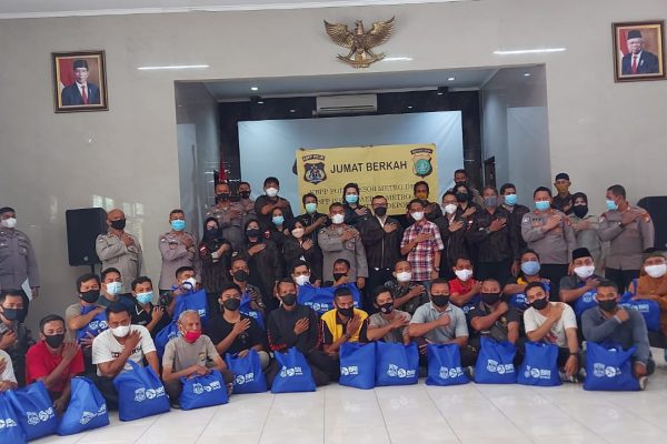 KBPP Polda Metro Jaya dan Resort Metro Depok Gelar Jum’at Berkah Berbagi