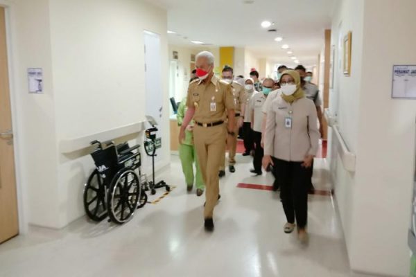Langsung Ngantor Pascaoperasi, Ganjar Pranowo Pakai Baju Dinas 