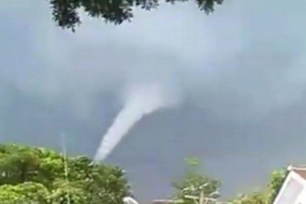 Bocah 3 Tahun Nyaris Terbang akibat Angin Puting Beliung