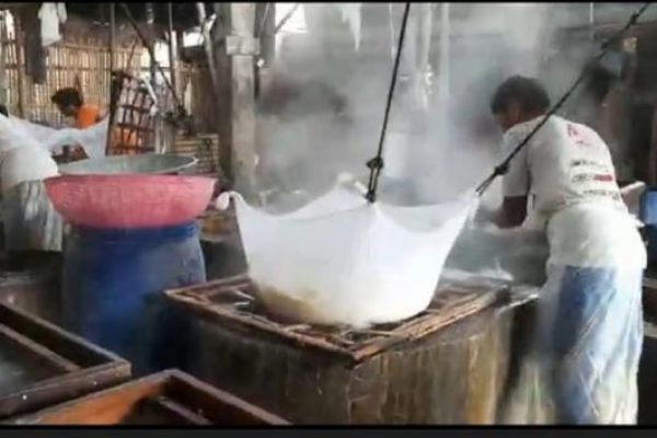 Pengrajin Tahu di Kabupaten Boyolali Mengecilkan Ukuran, Akibat Harga Kedelai Mahal.