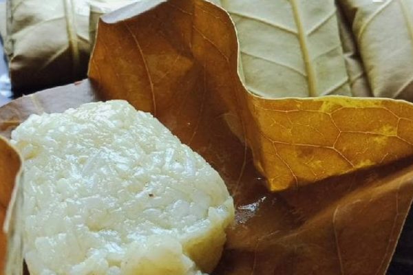 Menikmati Manisnya Tape Ketan Kuningan Daun Jambu