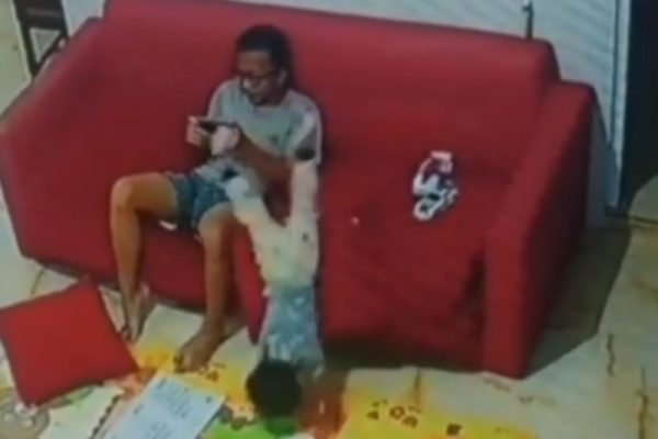 Ayah Sibuk Main Game, Tak Sadar Anak Jatuh Terjungkal ‘ Freestyle ‘ Ke Lantai