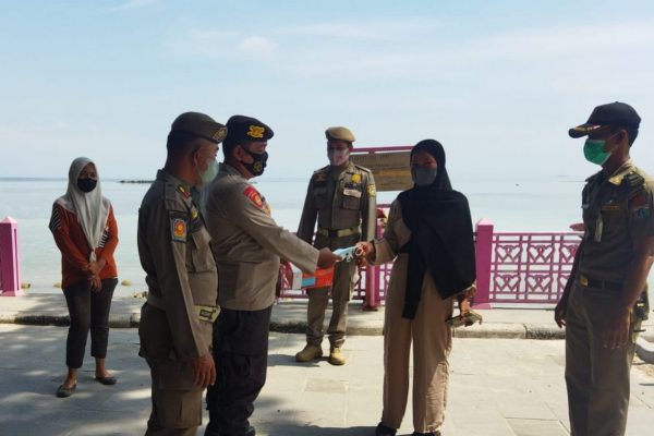 Door to Door, Polres Kep Seribu Imbau ProKes dan Bagikan 1.000 Masker ke Warga di 8 Pulau