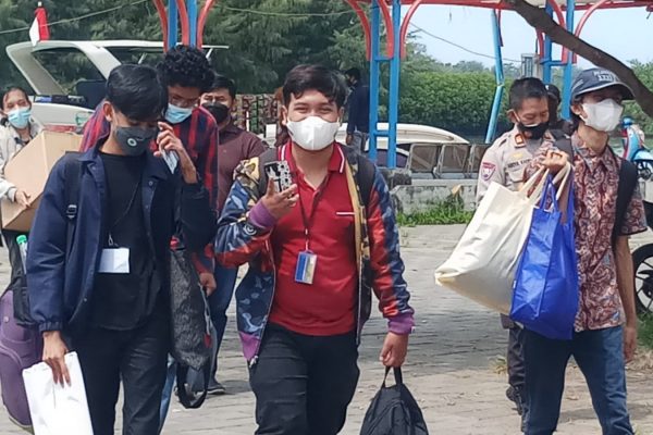 Polsek Kep Seribu Utara Wajibkan 45 Wisatawan Yang Baru Tiba di Pulau Kelapa Jalani Scan PeduliLindungi