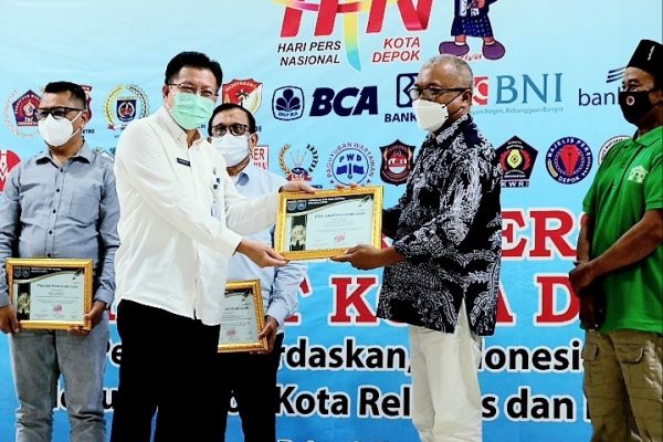 Puncak HPN Depok, Haji Acep Azhari Didaulat Jadi Tokoh Pendidikan