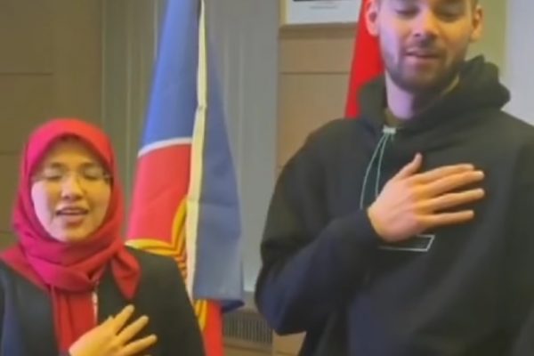 Sandy Walsh Sangat Fasih Nyanyikan lagu Indonesia Raya