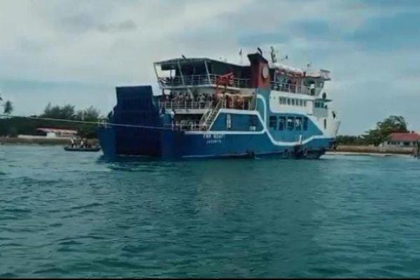 Air Laut Surut, Kapal Feri Kandas