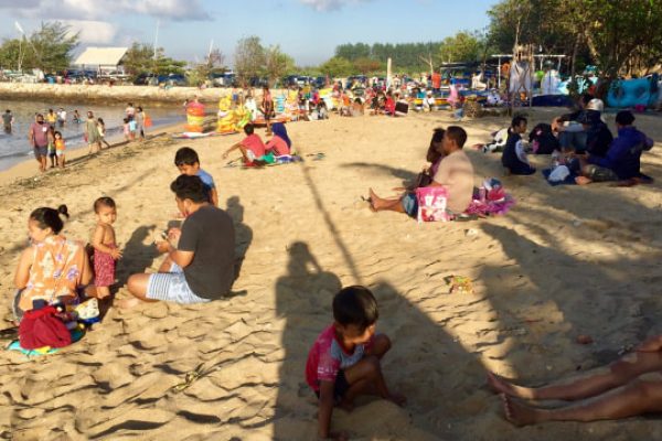 Rindu Rekreasi, Warga Padati Pantai Sanur