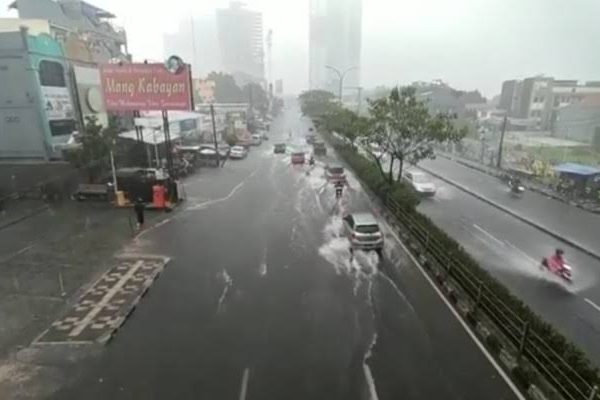 Hujan Lebat Guyur Depok Akibatkan Sejumlah Ruas Jalan Tergenang Air Meski hanya Sebentar