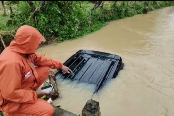 Hindari Genangan Air, Mobil Minibus Terjun ke Sungai di Cilacap