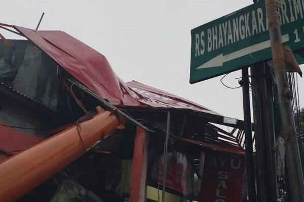 Tiang Reklame Ambruk Akibat Hujan di Depok