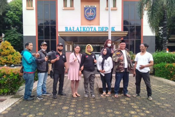 PWOIN Depok  Berbagi Takjil dan Makanan Berbuka Puasa di Simpang Ramandha