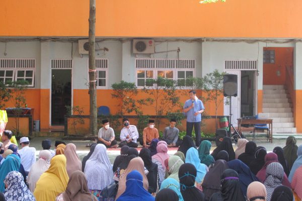 Jelang Lebaran, Sekolah Islam Al-Iman Santuni Yatim dan Duafa