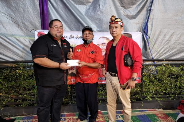 Ketua Dan Wakil DPC PDI Perjuangan Kota Depok Berbagi Di Bulan Ramadhan