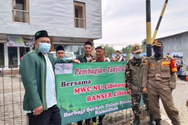 MWC NU Bersama Satkoryon Banser Gelar Bagi Takjil di Wilayah Cibinong