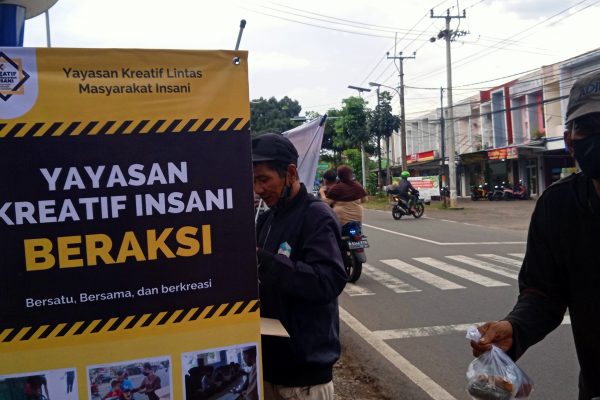 Yayasan KLIMIS Tebar 100 Paket Takjil Ramadhan