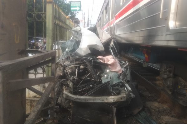 KRL 1077  Bogor-Jakarta Tabrak Kedaraan  di Pintu Kererta Rawa Geni