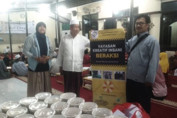 Yayasan KLIMIS Kembali Tebar Takjil ke Masjid dan Pengendara Bermotor
