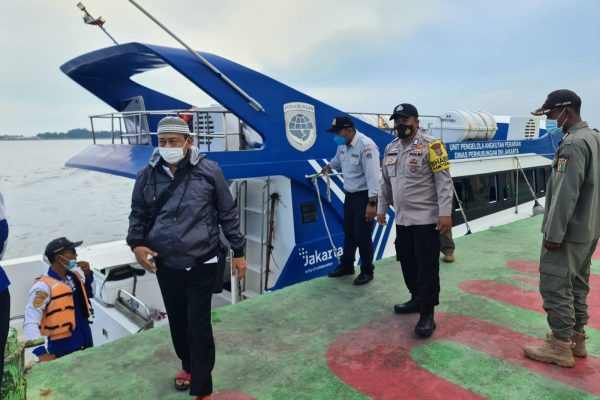 Polsek Kep Seribu Utara Gelar Pengamanan Kedatangan Penumpang di Dermaga Pulau Pramuka