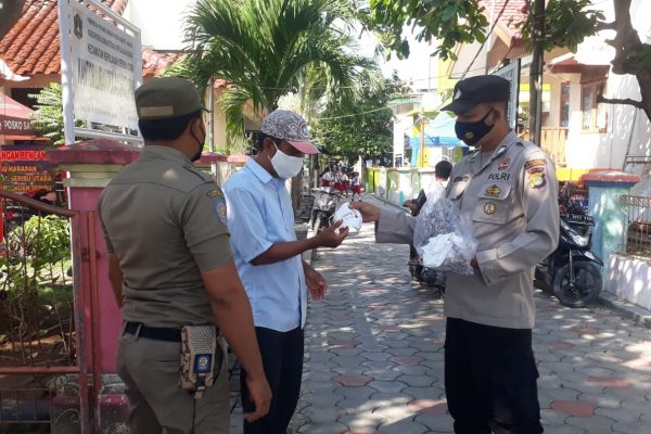 Cegah COVID-19, Hari ini Polres Kep Seribu Bagikan 450 Masker dan Sampaikan Imbauan Taat ProKes ke Warga